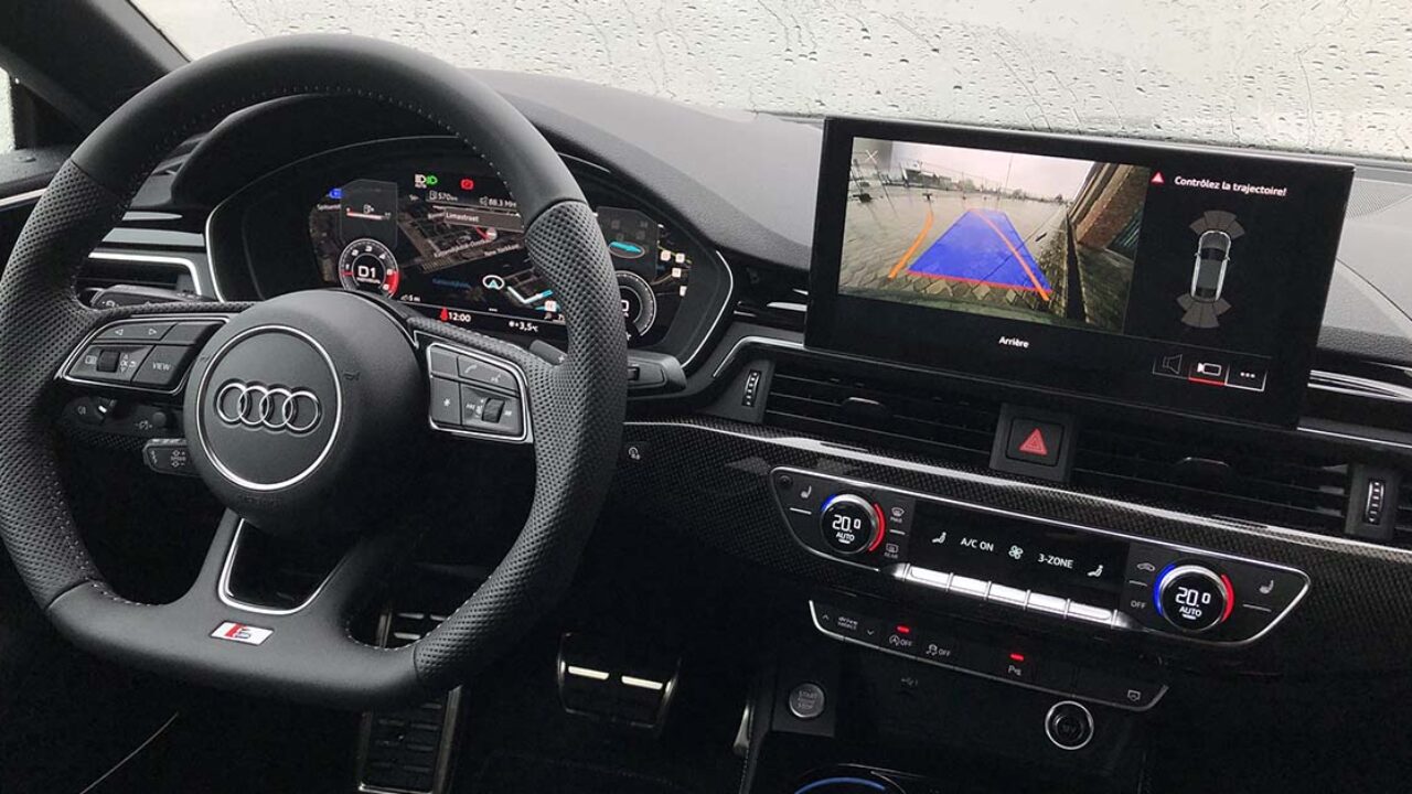 Installation d'un grand écran GPS à bord d'une Audi A5 –